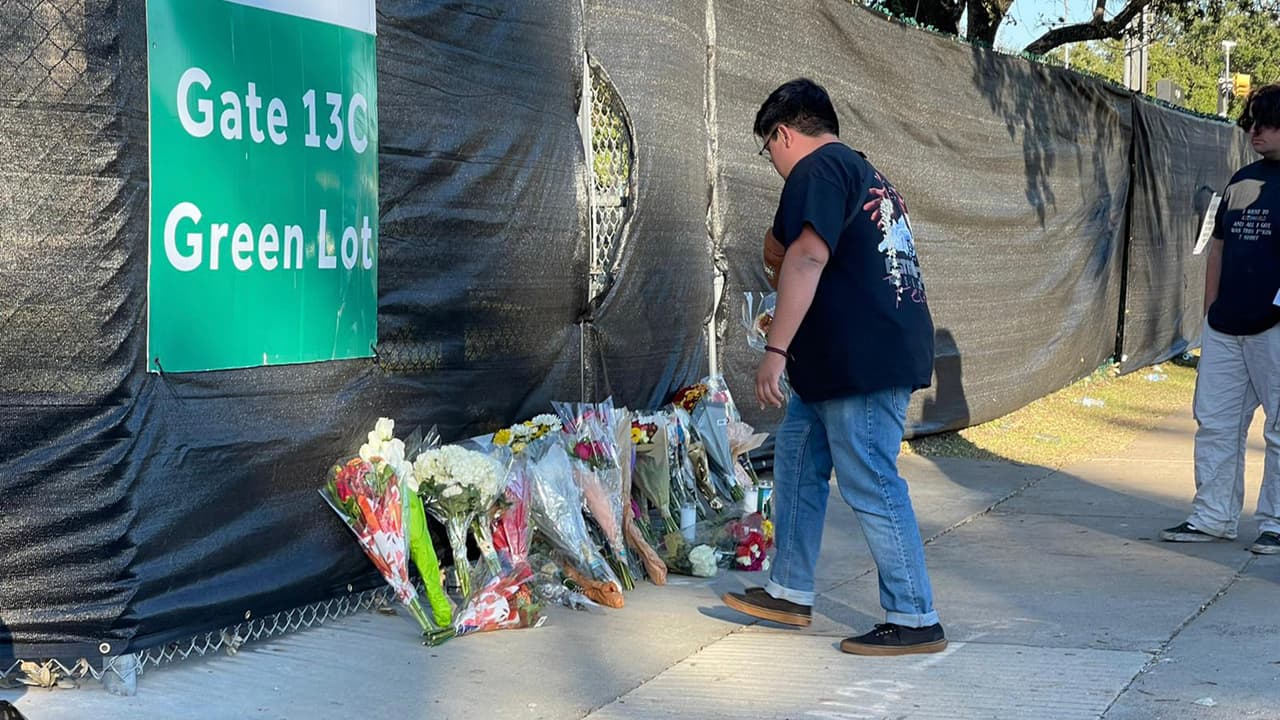 Decenas de residentes decidieron rendir tributo a las víctimas instalando un improvisado altar en una de las puertas del 
<a href="https://www.univision.com/local/houston-kxln/a-las-personas-las-aplastaron-cerca-del-escenario-jefe-de-bomberos-de-houston-sobre-la-tragedia-del-festival-astroworld-video">NRG Park</a>.