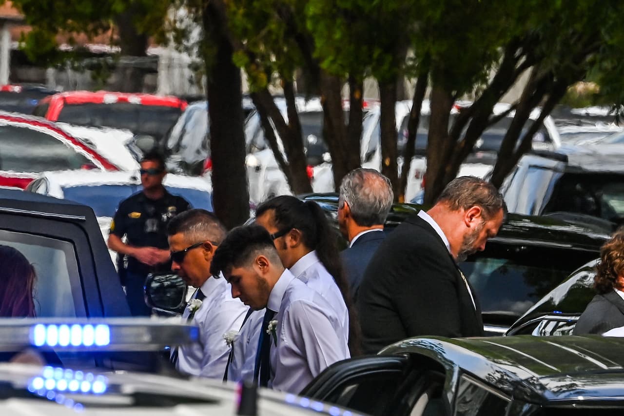 Los portadores del féretro se paran cerca del automóvil que transportaba el ataúd de Irma y José afuera de la Iglesia Católica del Sagrado Corazón en Uvalde, Texas, el 1 de junio de 2022. Irma García fue asesinada en el tiroteo de la escuela primaria y su esposo 
<a href="https://www.univision.com/noticias/estados-unidos/sindrome-del-corazon-roto-muere-esposo-maestra-uvalde">Joe García murió dos días después de un infarto.</a>
<br>