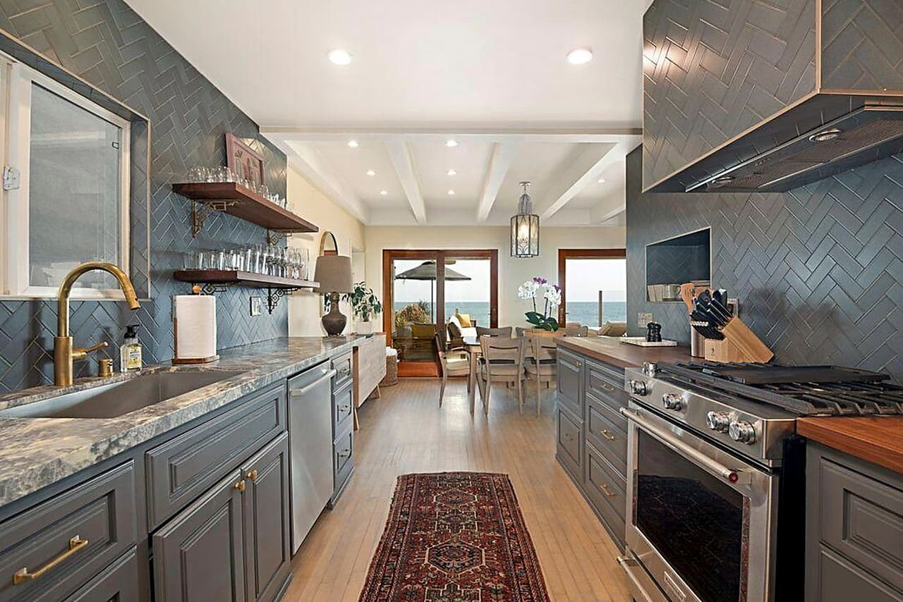 Los ganbinetes de a cocina también tienen tonalidades griss y está completamente equipada.