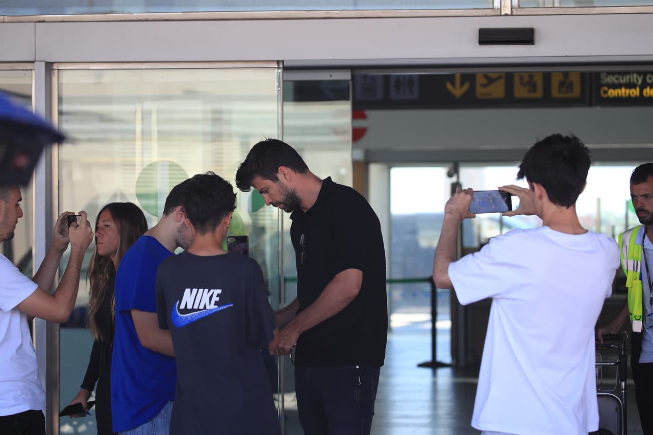 El astro del fútbol se detuvo a firmar algunos autógrafos.