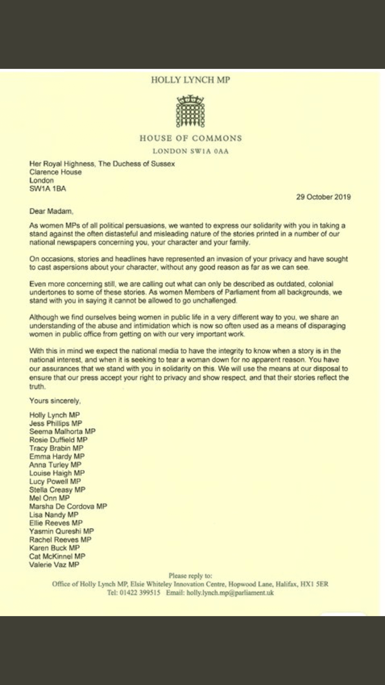 "Como mujeres parlamentarias de todas las tendencias políticas, quisimos 
<b><a href="https://www.univision.com/famosos/meghan-markle-y-el-principe-harry-no-son-superhumanos-dice-el-arzobispo-que-los-caso-fotos" target="_blank">expresar nuestra solidaridad</a></b> con usted para tomar una posición en contra de la naturaleza, a menudo desagradable y engañosa, de las historias impresas en varios de nuestros periódicos nacionales sobre usted, su personaje y su familia", se lee en el documento.