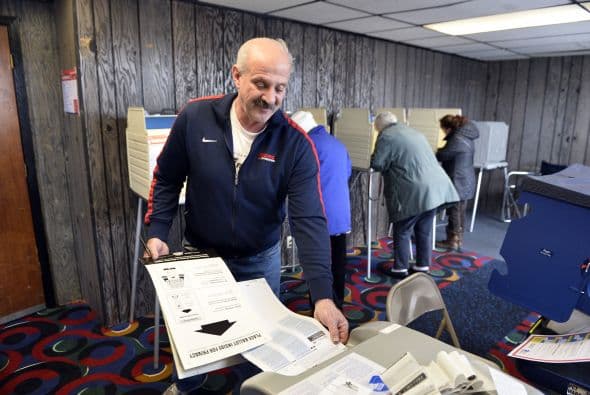 Unos votaron dentro de una barbería, en una facilidad deportiva y otros experimentaron problemas para ejercer su derecho pero la mayoría aprovechó para tomarse un ‘selfie’ y compartirlas en las redes sociales en una de las elecciones a la gobernación más cerradas de la nación.