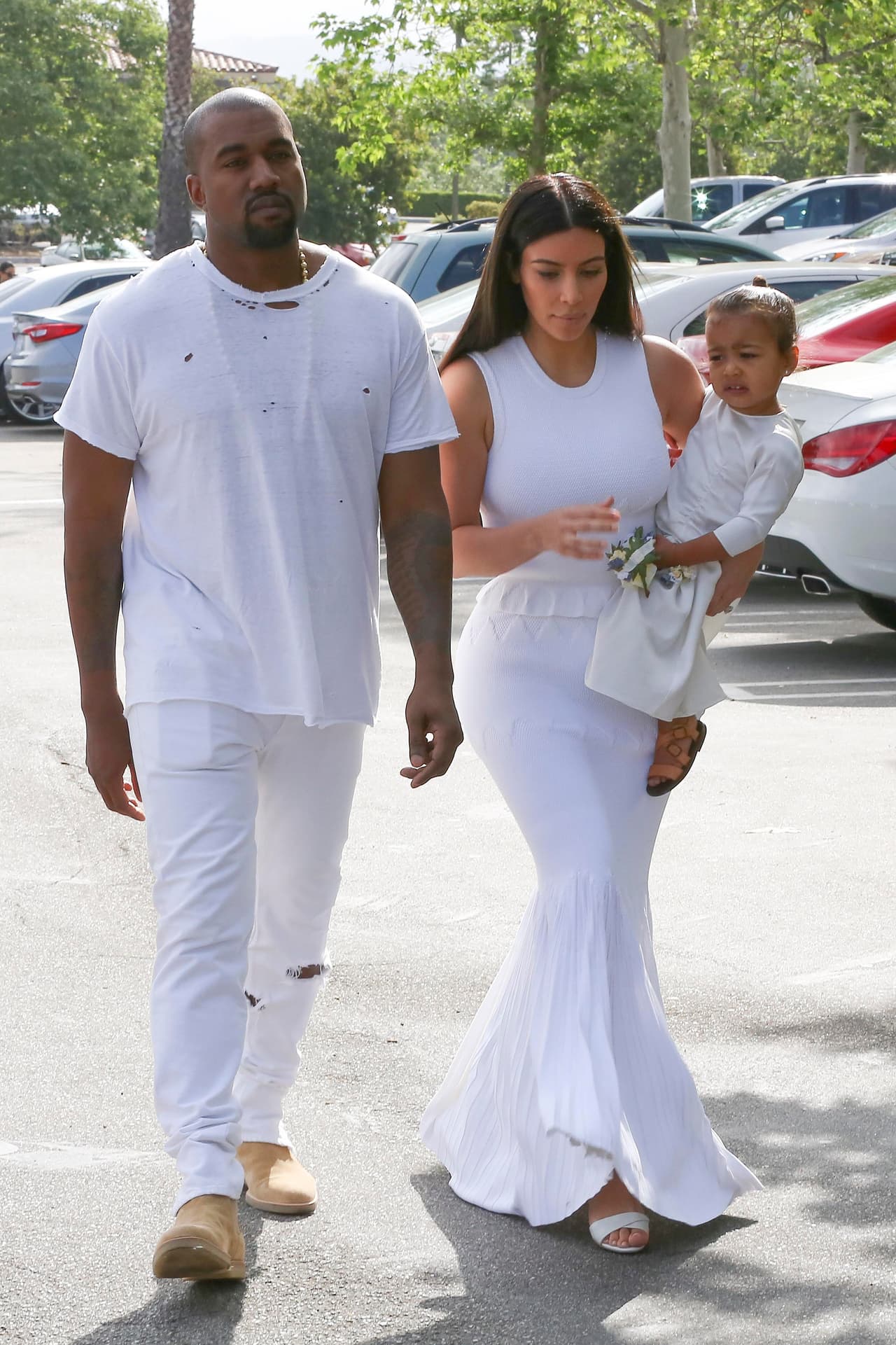 Se trata de una demanda que le interpuso una empresa llamada MyChannel que afirma que se retractó con un contrato y robó la tecnología de la empresa para vender mercancía del
<b><a href="https://www.univision.com/famosos/kanye-west-quiere-hacer-negocios-con-sus-servicios-religiosos-pretende-lanzar-una-linea-de-ropa-y-accesorios-fotos" target="_blank">servicio religioso que él lleva a cabo los domingos. </a></b>
<br>