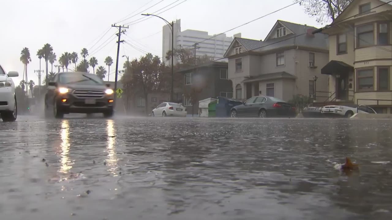 <b>Árboles caídos:</b>
<br>Con los fuertes vientos llega la posibilidad de árboles caídos, en estos casos debe llamar al 311 o 875-4311. También lo puede reportar en línea en 
<a href="http://www.311.saccounty.net"><u>www.311.saccounty.net</u></a>
<br>
<br>Si vive en stockton el número para reportar daños por tormentas es (209) 937-8341.
<br>