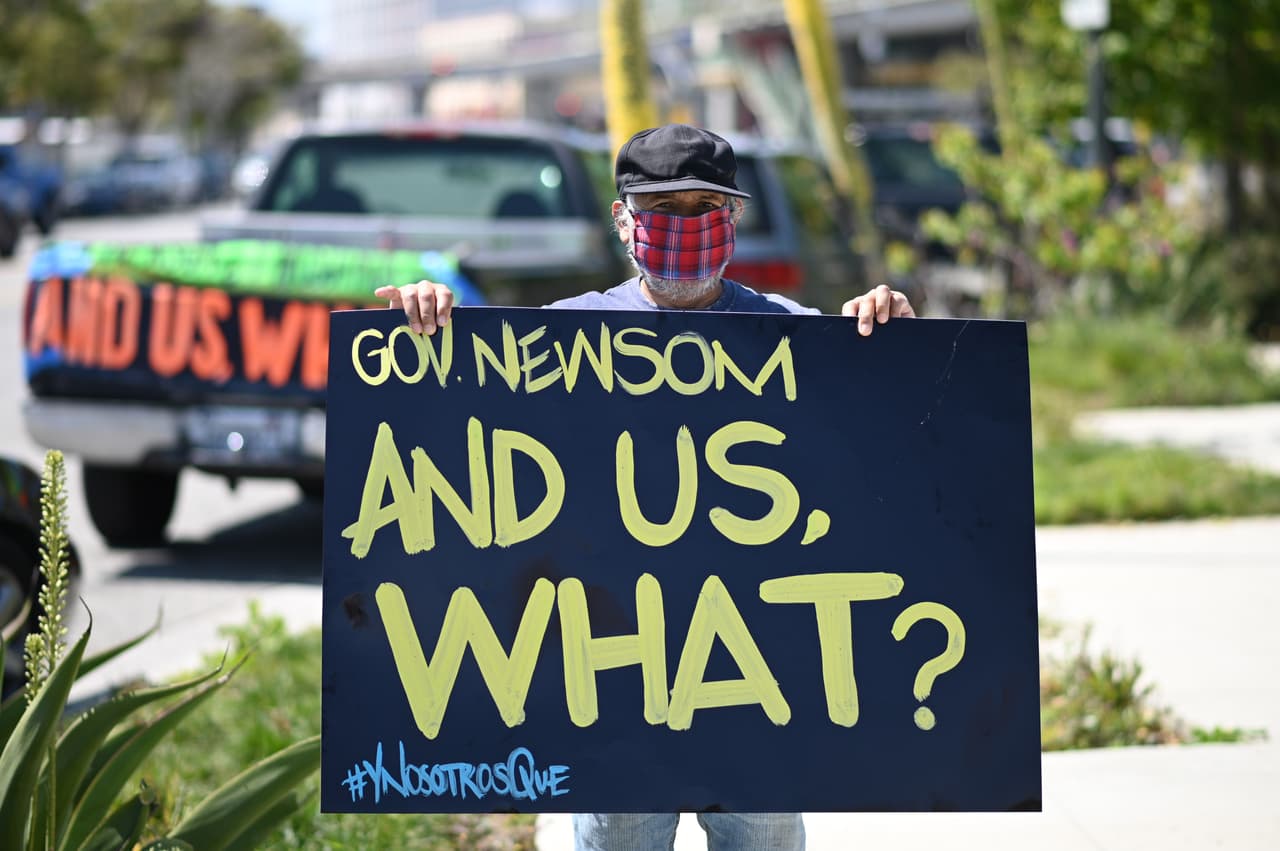 <b>¿Llegará a los indocumentados?</b>
<br>
<br>El plan garantiza también un estímulo directo de $600 para los contribuyentes indocumentados que le rinden cuentas al ‘Tío Sam’ utilizando un número ITIN y que fueron excluidos de los estímulos entregados durante 2020 por el gobierno federal, que hasta el momento han sumado $2,000.
<br>
<br>Este cheque de estímulo californiano llegará directamente a los hogares indocumentados con ingresos por debajo de los $75,000 al año. Además, quienes declaran sus impuestos con ITIN y al mismo tiempo califican para el crédito Cal EITC, es decir, aquellos hogares de indocumentados que perciben menos de $30,000 anuales, podrán recibir ambos, lo que se traducirá en estímulos de hasta $1,200.