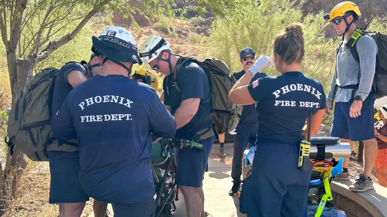 Los equipos llegaron de inmediato y lograron contactar con un hombre de 50 años aproximadamente, quien presentaba problemas relacionados con el calor a mitad de camino de la montaña.