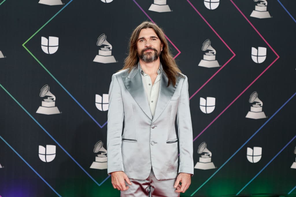 En 2004 lanzó ‘La camisa negra’, ‘Nada valgo sin tu amor’, ‘Para tu amor’ y ‘Volverte a ver’, haciéndolo merecedor de cuatro Latín Grammy Awards. Está casado con la modelo y actriz Karen Martínez, tienen tres hijos, Luna, Paloma y Dante.