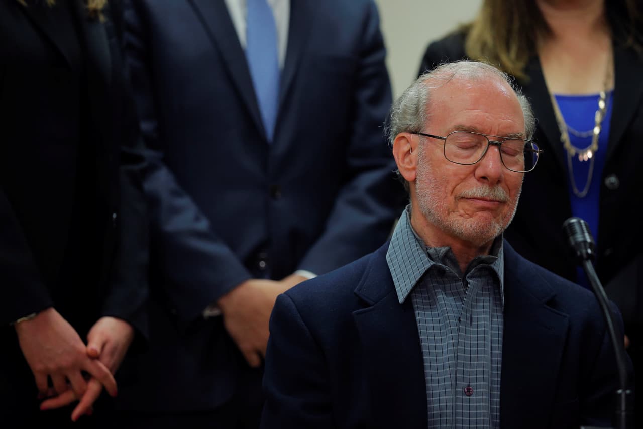 Stanley Patz, el padre del niño Etan Patz desaparecido en 1979, hace una pausa al hablar con los medios luego del fallo judicial que condenó al asesino a un mínimo de 25 años de cárcel.