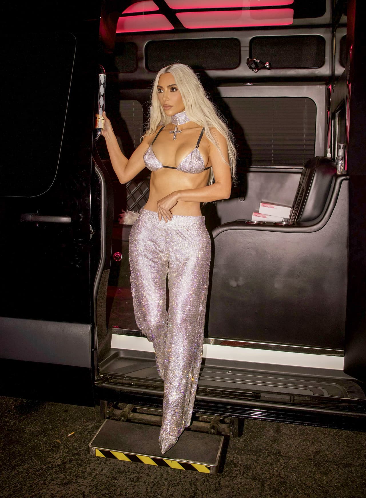 La exesposa de Kanye West estaba vestida para el glamour de Las Vegas con un look lleno de brillo compuesto por un bralette de Dolce & Gabbana de casi 2,500 dólares, pantalones anchos y botas a tono.