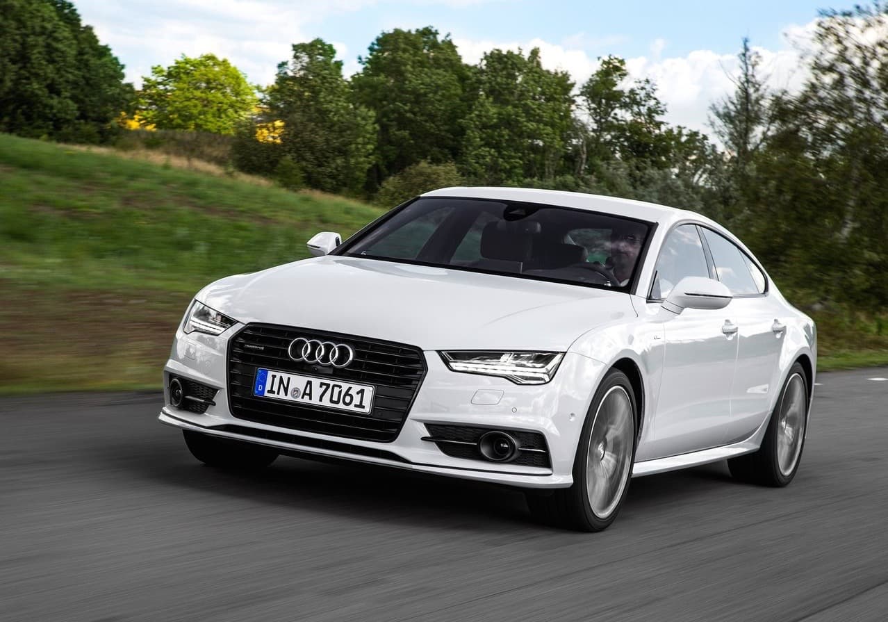 <b>Auto mediano premium: Audi A7</b> (empate)
<br>
<br>Desde su llegada al mercado hace 7 años el Audi A7 resonó con el público comprador, y si bien ya es hora de presentar una segunda generación, el A7 sigue enamorando a sus dueños tanto como el primer día. No es común ver un mediano de lujo hatchback en Estados Unidos, probablemente el A7 sea el único.
<br>
<br>Finalistas:
<br>- Volvo S90