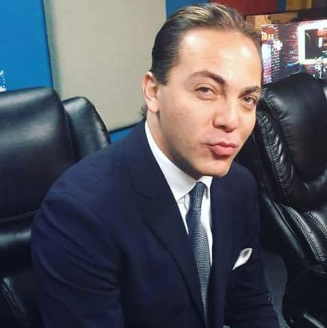 El cantante mexicano dio algunos detalles de su novia, a quien identificó como Martha.