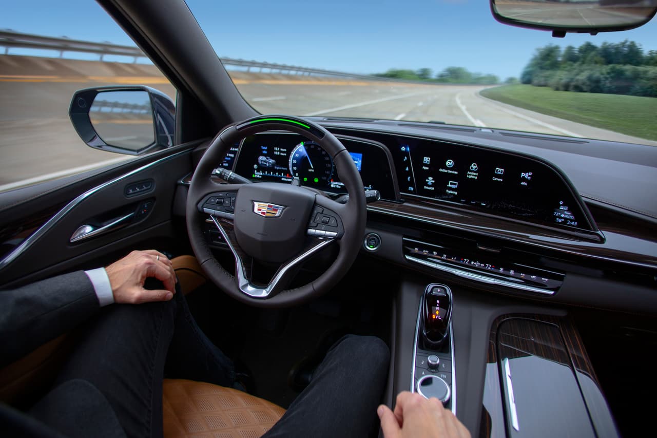 La Cadillac Escalade entra al futuro de la movilidad como la primera SUV de tamaño completo con la tecnología ‘Super Cruise’ de asistencia al conductor. Este sistema permite que el vehículo se conduzca de manera autónoma en más de 200,000 millas de autopistas en los Estados Unidos y Canadá, utilizando datos de mapas LiDar, GPS de alta precisión, una red de cámaras y sensores de radar.