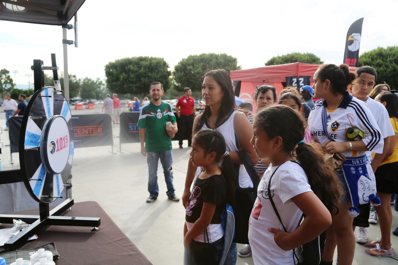El Bueno, La Mala y El Feo regalaron un Nissan Altima nuevecito en el juego del Galaxy. Checa quien fue la afortunada y la divertida que se dieron aquí.