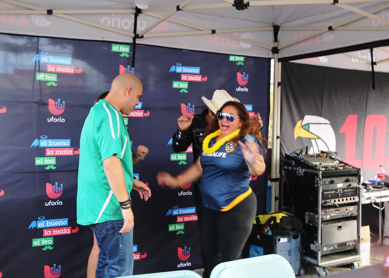 El Bueno, La Mala y El Feo regalaron un Nissan Altima nuevecito en el juego del Galaxy. Checa quien fue la afortunada y la divertida que se dieron aquí.