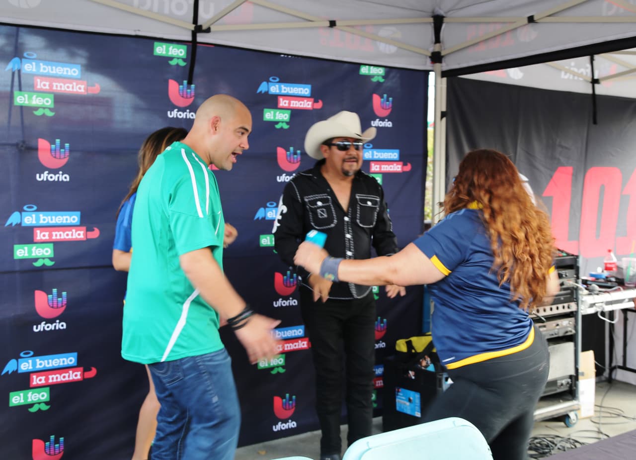 El Bueno, La Mala y El Feo regalaron un Nissan Altima nuevecito en el juego del Galaxy. Checa quien fue la afortunada y la divertida que se dieron aquí.