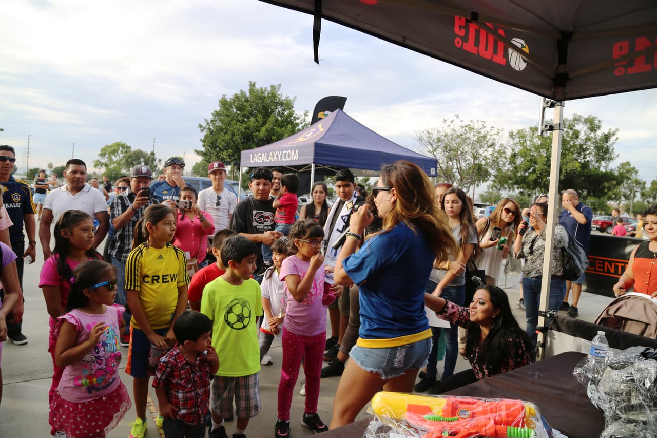 El Bueno, La Mala y El Feo regalaron un Nissan Altima nuevecito en el juego del Galaxy. Checa quien fue la afortunada y la divertida que se dieron aquí.