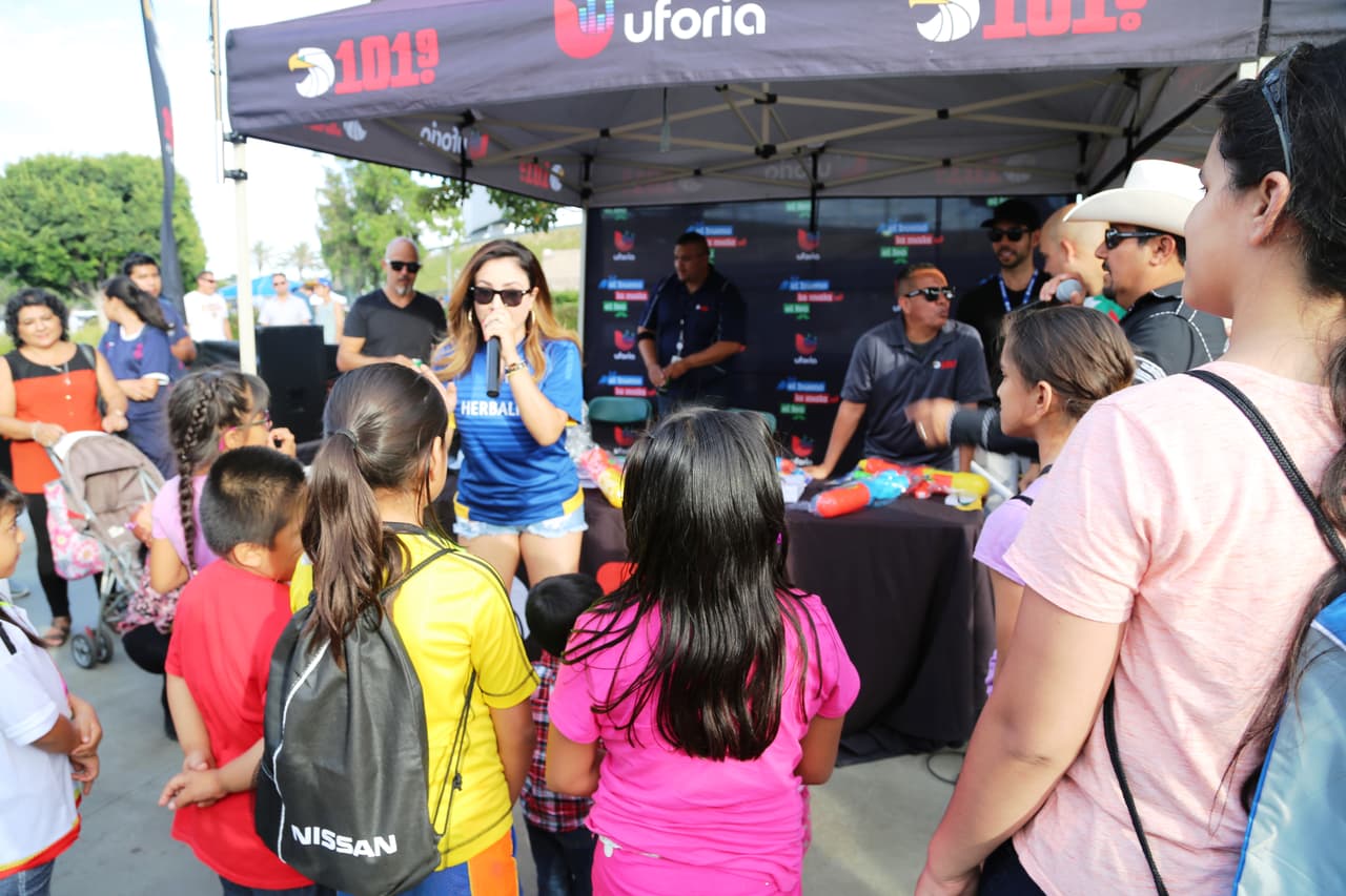 El Bueno, La Mala y El Feo regalaron un Nissan Altima nuevecito en el juego del Galaxy. Checa quien fue la afortunada y la divertida que se dieron aquí.