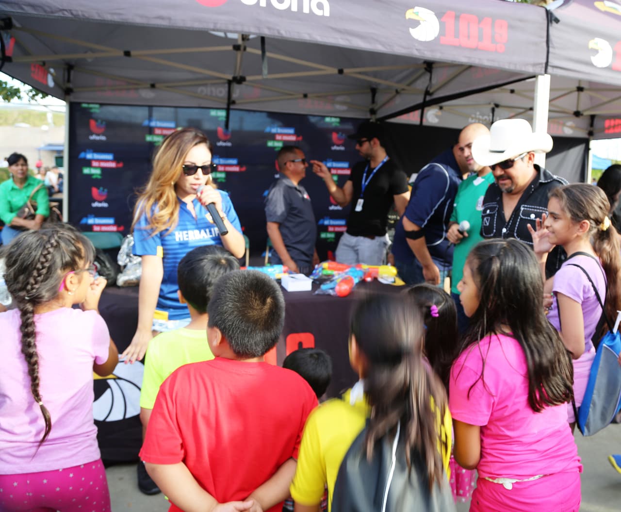 El Bueno, La Mala y El Feo regalaron un Nissan Altima nuevecito en el juego del Galaxy. Checa quien fue la afortunada y la divertida que se dieron aquí.