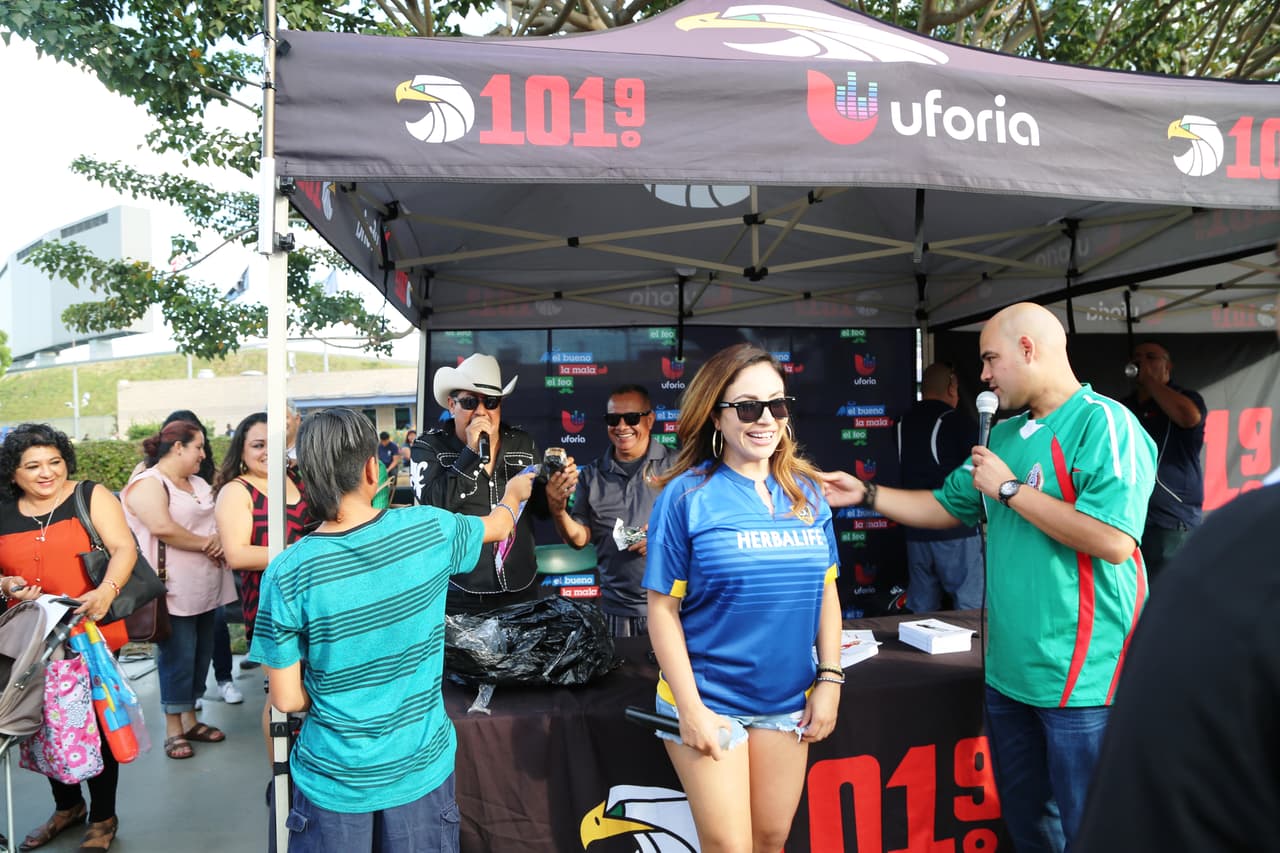 El Bueno, La Mala y El Feo regalaron un Nissan Altima nuevecito en el juego del Galaxy. Checa quien fue la afortunada y la divertida que se dieron aquí.