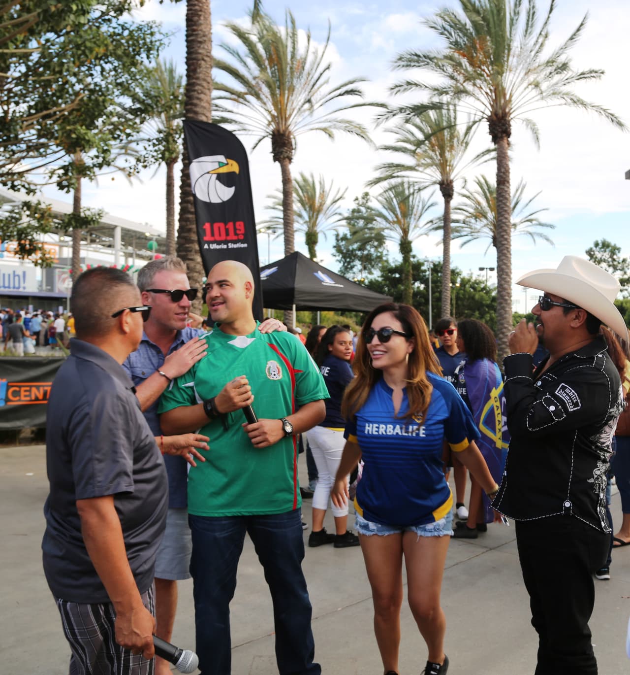 El Bueno, La Mala y El Feo regalaron un Nissan Altima nuevecito en el juego del Galaxy. Checa quien fue la afortunada y la divertida que se dieron aquí.
