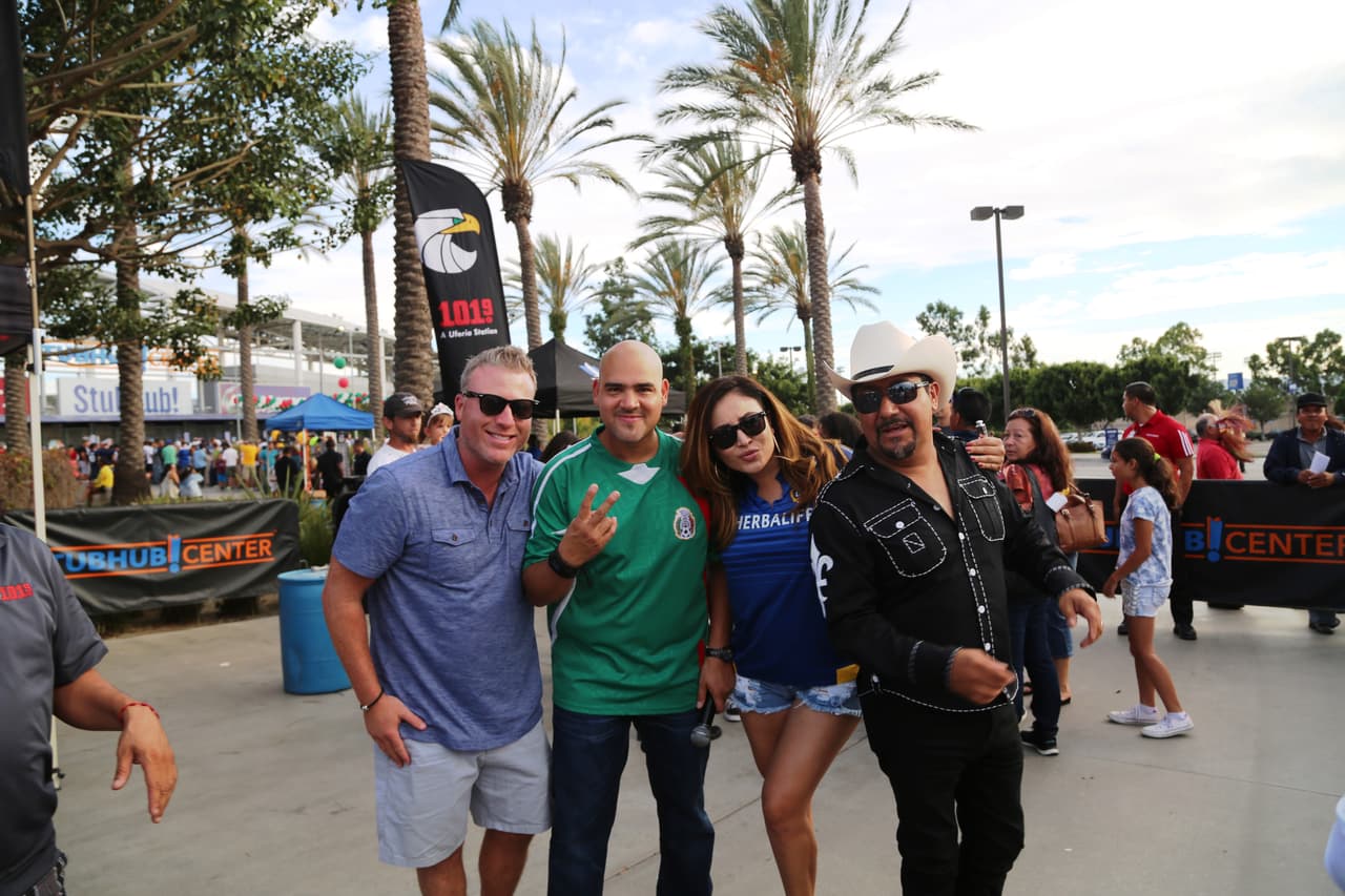 El Bueno, La Mala y El Feo regalaron un Nissan Altima nuevecito en el juego del Galaxy. Checa quien fue la afortunada y la divertida que se dieron aquí.