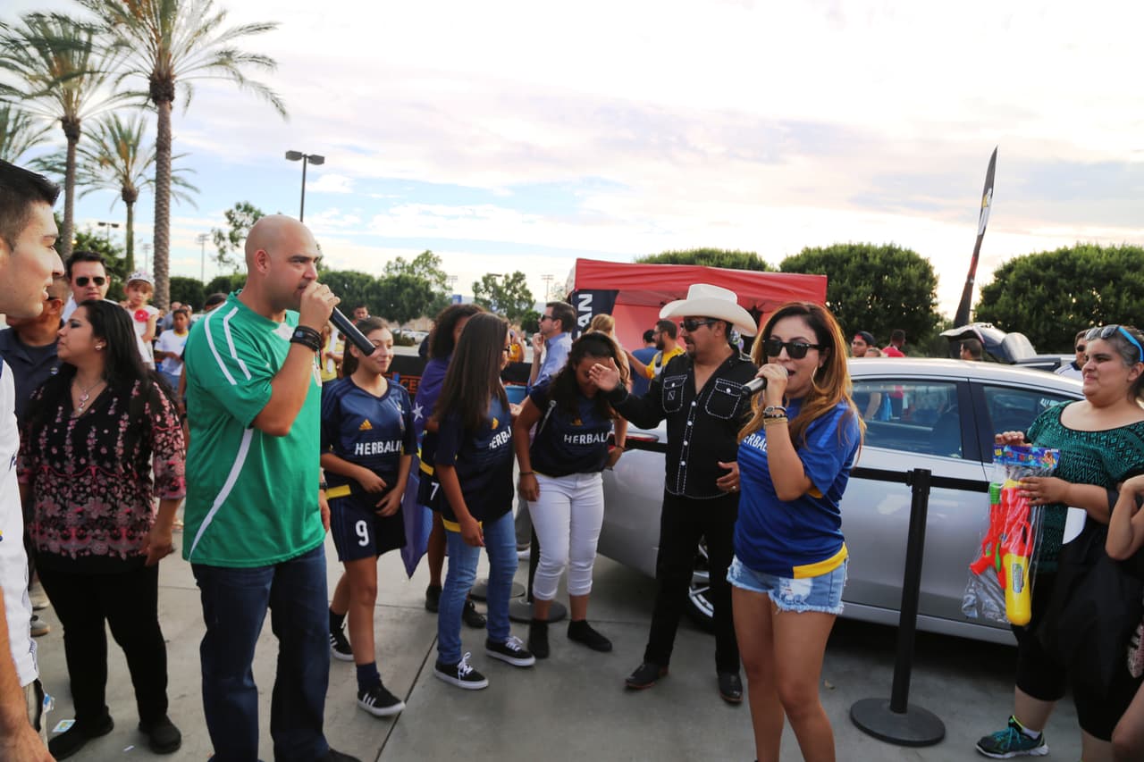 El Bueno, La Mala y El Feo regalaron un Nissan Altima nuevecito en el juego del Galaxy. Checa quien fue la afortunada y la divertida que se dieron aquí.