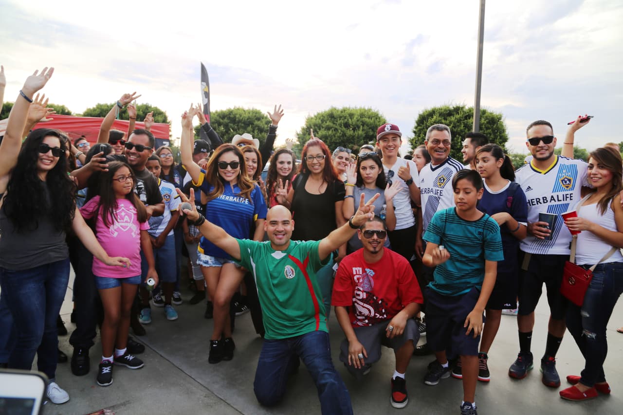 El Bueno, La Mala y El Feo regalaron un Nissan Altima nuevecito en el juego del Galaxy. Checa quien fue la afortunada y la divertida que se dieron aquí.