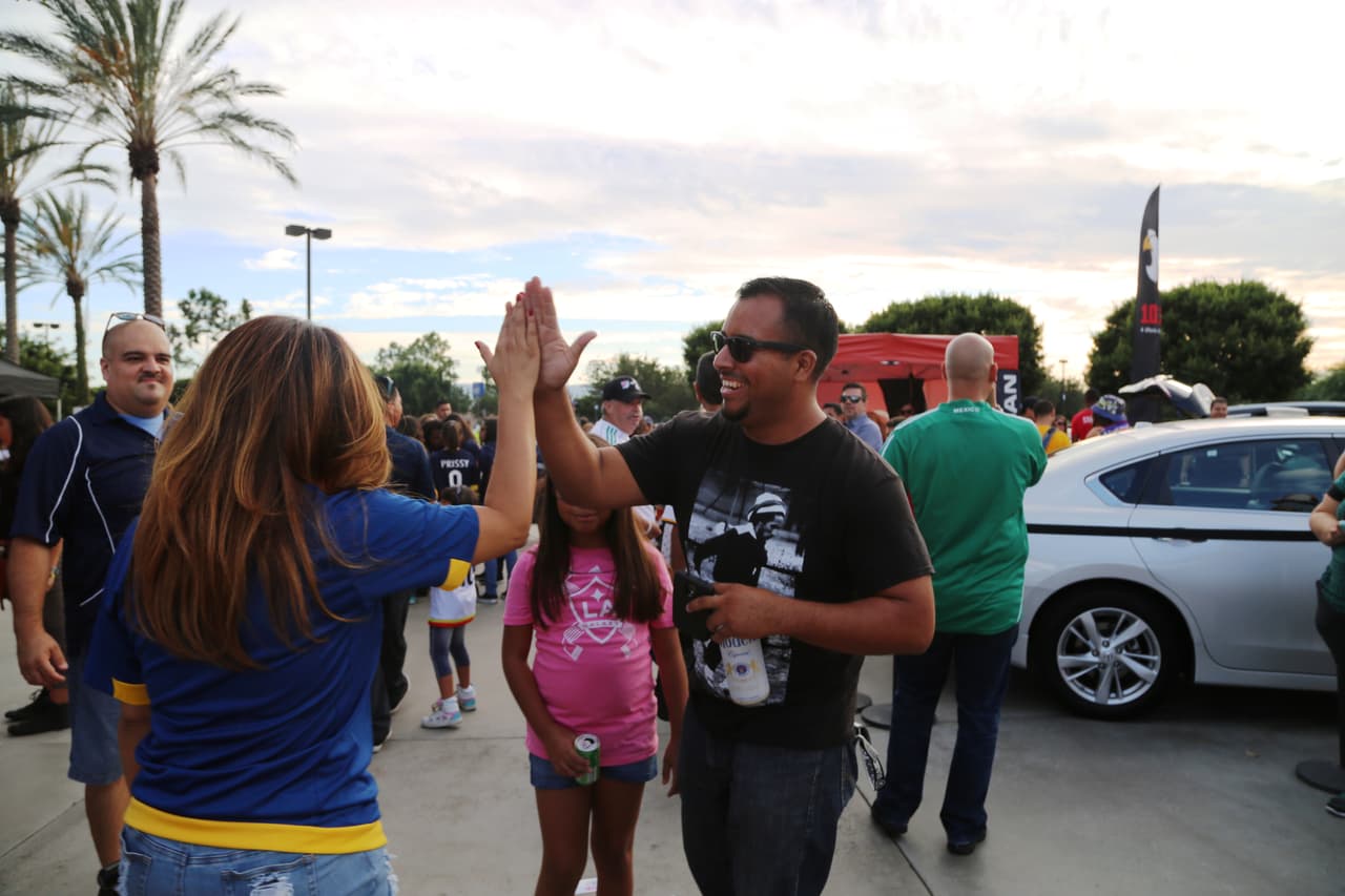 El Bueno, La Mala y El Feo regalaron un Nissan Altima nuevecito en el juego del Galaxy. Checa quien fue la afortunada y la divertida que se dieron aquí.