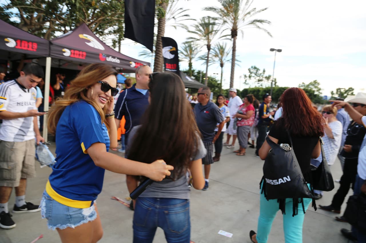 El Bueno, La Mala y El Feo regalaron un Nissan Altima nuevecito en el juego del Galaxy. Checa quien fue la afortunada y la divertida que se dieron aquí.