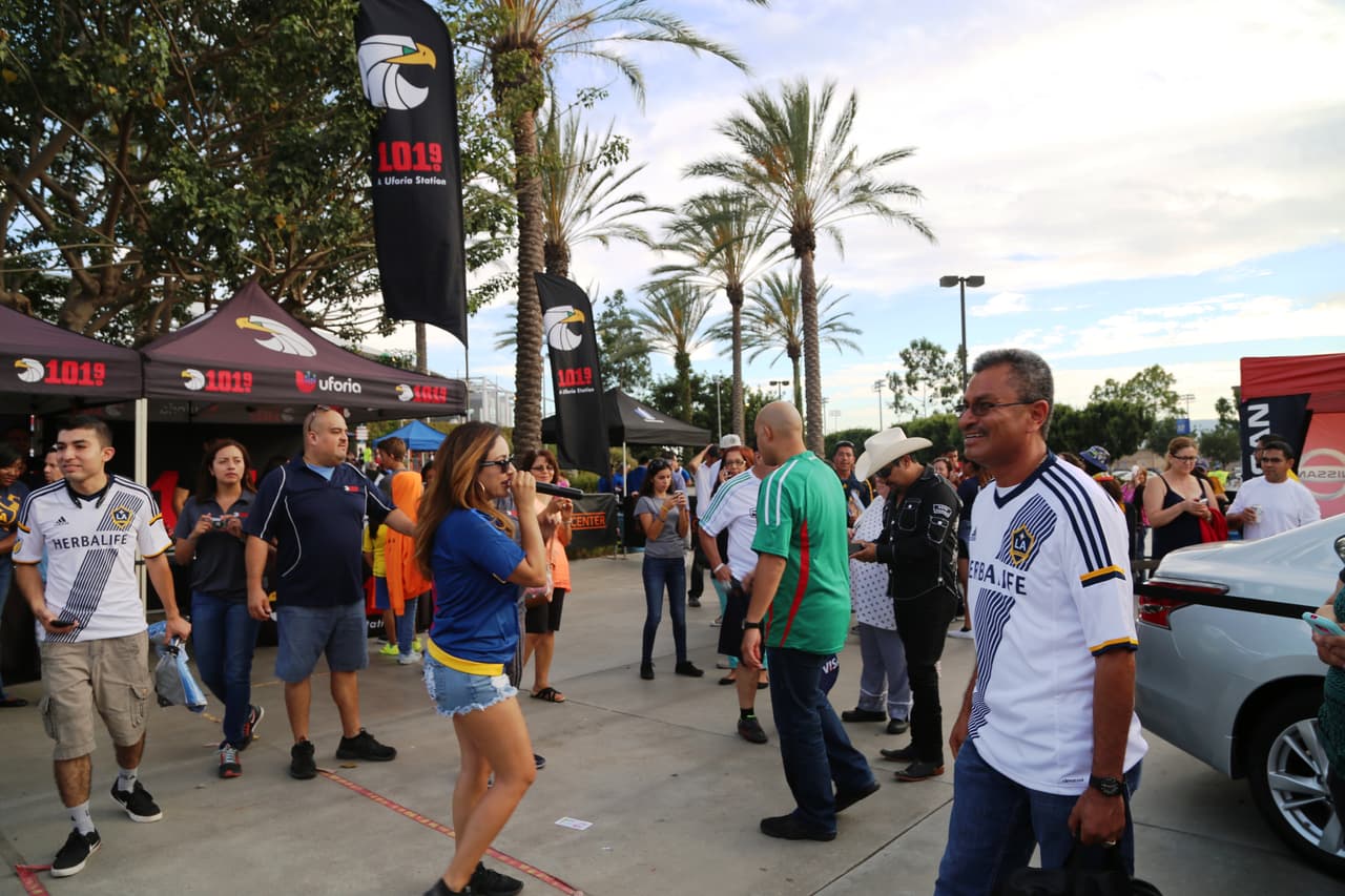 El Bueno, La Mala y El Feo regalaron un Nissan Altima nuevecito en el juego del Galaxy. Checa quien fue la afortunada y la divertida que se dieron aquí.