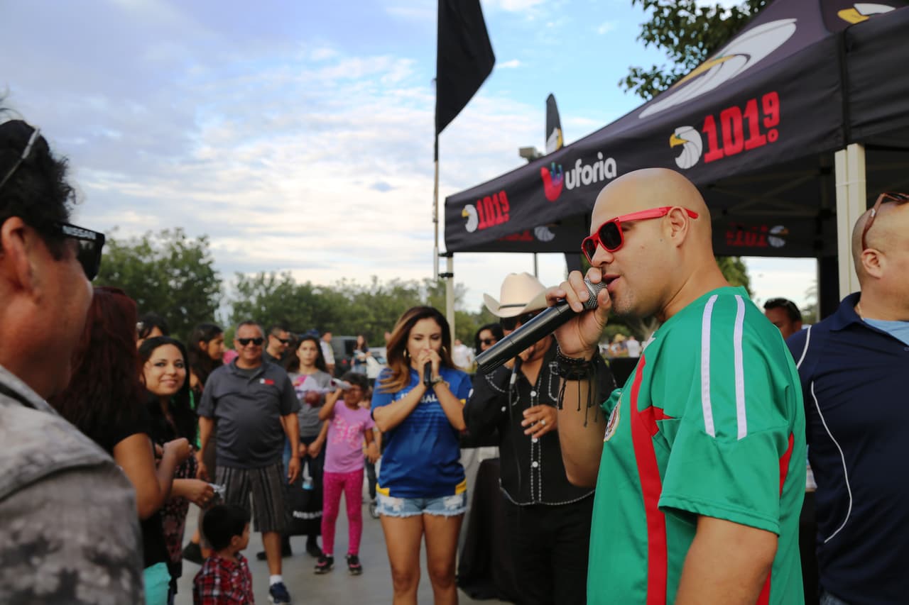 El Bueno, La Mala y El Feo regalaron un Nissan Altima nuevecito en el juego del Galaxy. Checa quien fue la afortunada y la divertida que se dieron aquí.