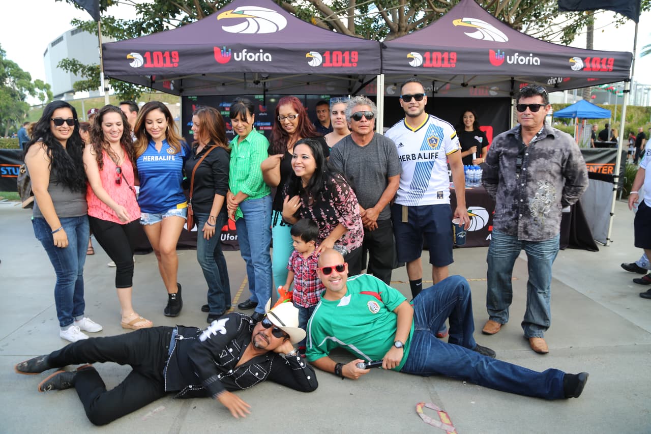 El Bueno, La Mala y El Feo regalaron un Nissan Altima nuevecito en el juego del Galaxy. Checa quien fue la afortunada y la divertida que se dieron aquí.