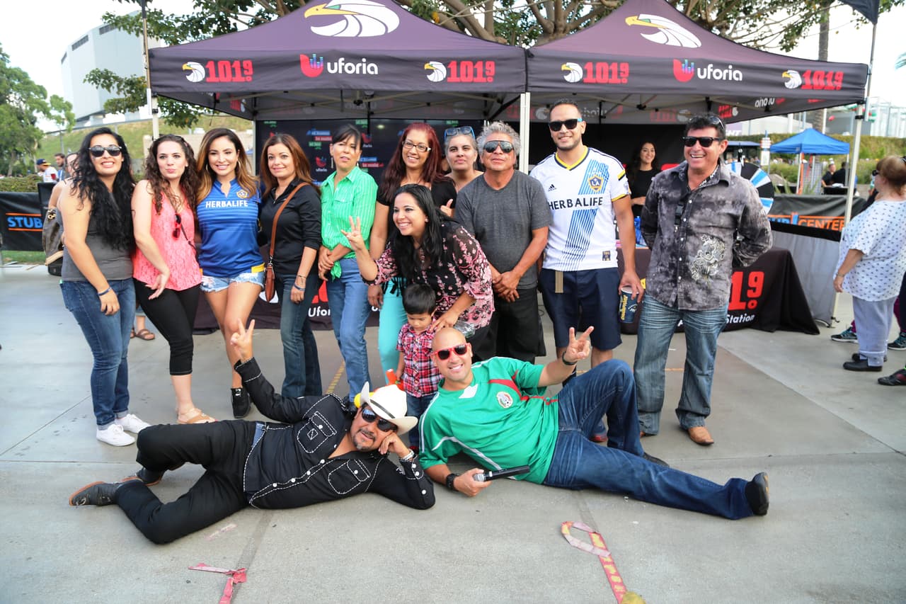 El Bueno, La Mala y El Feo regalaron un Nissan Altima nuevecito en el juego del Galaxy. Checa quien fue la afortunada y la divertida que se dieron aquí.