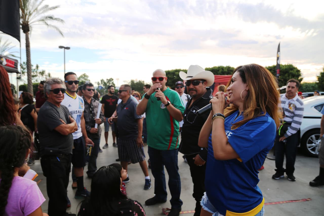 El Bueno, La Mala y El Feo regalaron un Nissan Altima nuevecito en el juego del Galaxy. Checa quien fue la afortunada y la divertida que se dieron aquí.