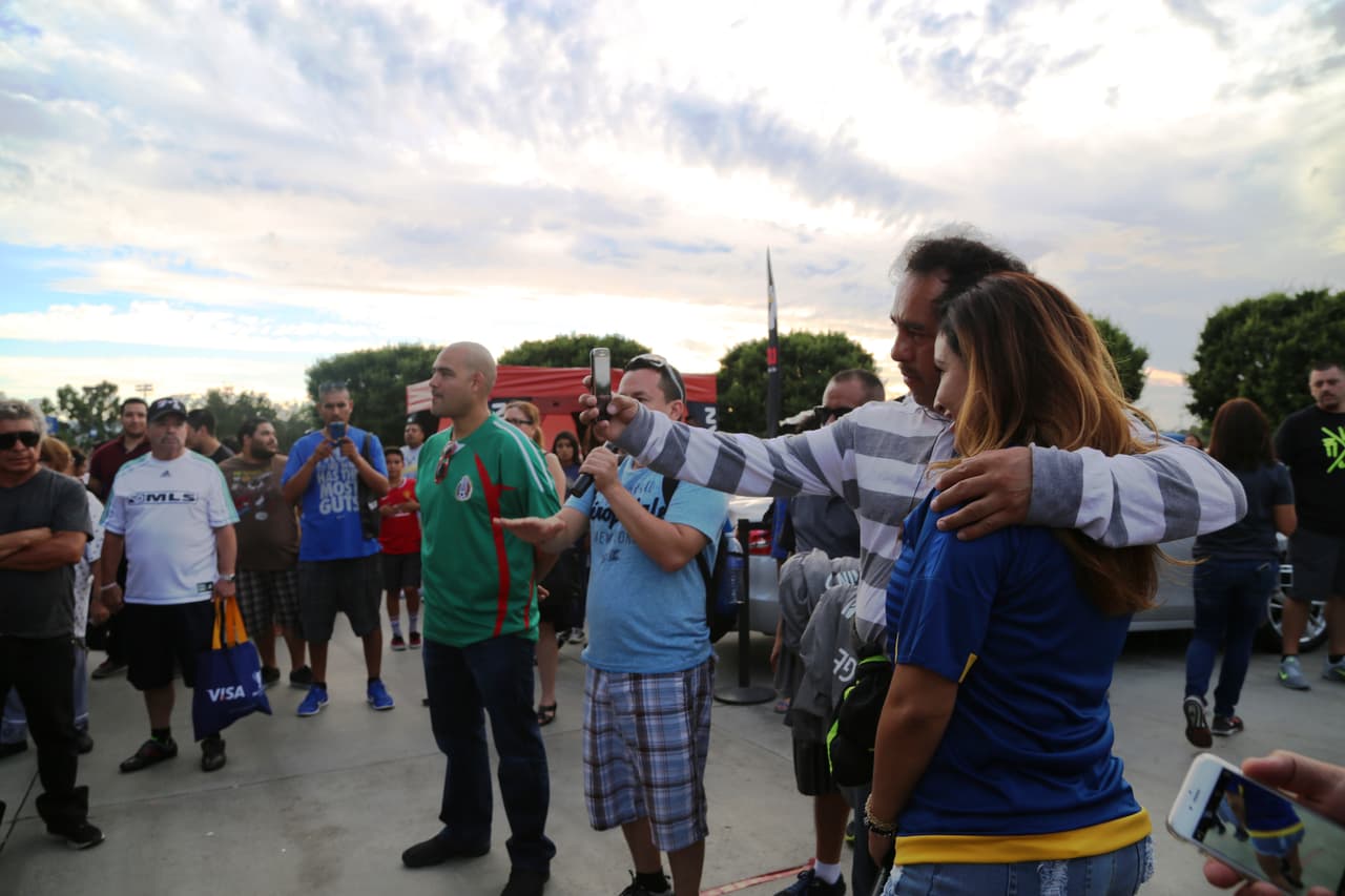 El Bueno, La Mala y El Feo regalaron un Nissan Altima nuevecito en el juego del Galaxy. Checa quien fue la afortunada y la divertida que se dieron aquí.