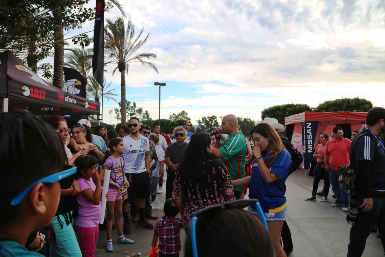 El Bueno, La Mala y El Feo regalaron un Nissan Altima nuevecito en el juego del Galaxy. Checa quien fue la afortunada y la divertida que se dieron aquí.