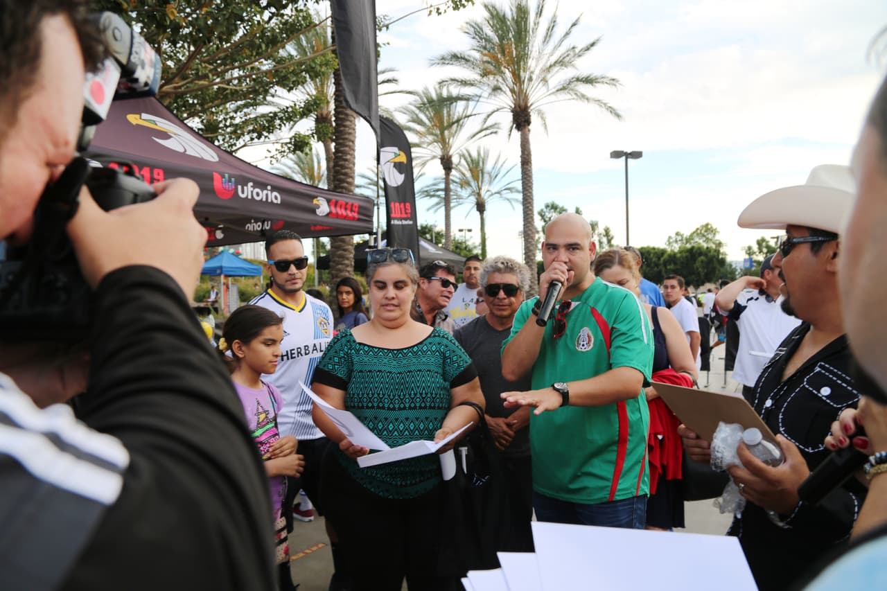 El Bueno, La Mala y El Feo regalaron un Nissan Altima nuevecito en el juego del Galaxy. Checa quien fue la afortunada y la divertida que se dieron aquí.