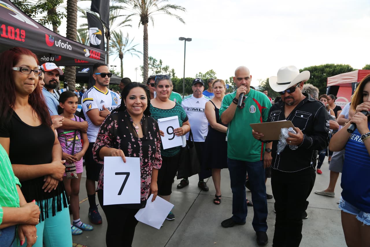 El Bueno, La Mala y El Feo regalaron un Nissan Altima nuevecito en el juego del Galaxy. Checa quien fue la afortunada y la divertida que se dieron aquí.