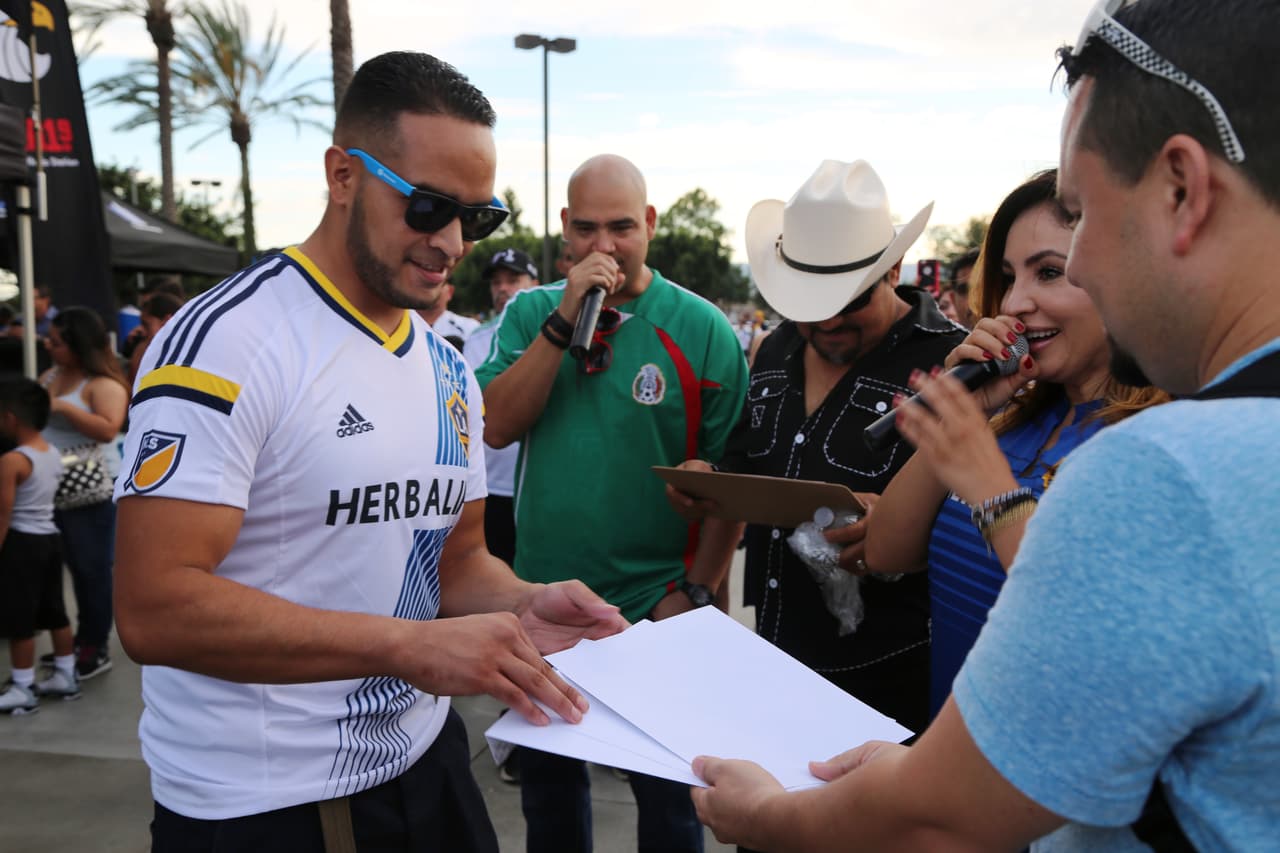 El Bueno, La Mala y El Feo regalaron un Nissan Altima nuevecito en el juego del Galaxy. Checa quien fue la afortunada y la divertida que se dieron aquí.