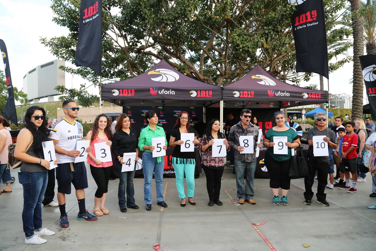 El Bueno, La Mala y El Feo regalaron un Nissan Altima nuevecito en el juego del Galaxy. Checa quien fue la afortunada y la divertida que se dieron aquí.