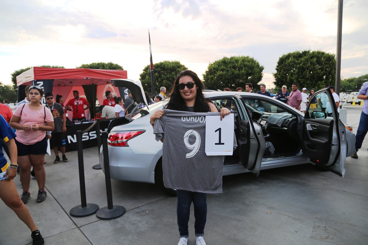 El Bueno, La Mala y El Feo regalaron un Nissan Altima nuevecito en el juego del Galaxy. Checa quien fue la afortunada y la divertida que se dieron aquí.
