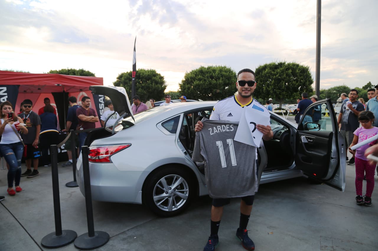 El Bueno, La Mala y El Feo regalaron un Nissan Altima nuevecito en el juego del Galaxy. Checa quien fue la afortunada y la divertida que se dieron aquí.