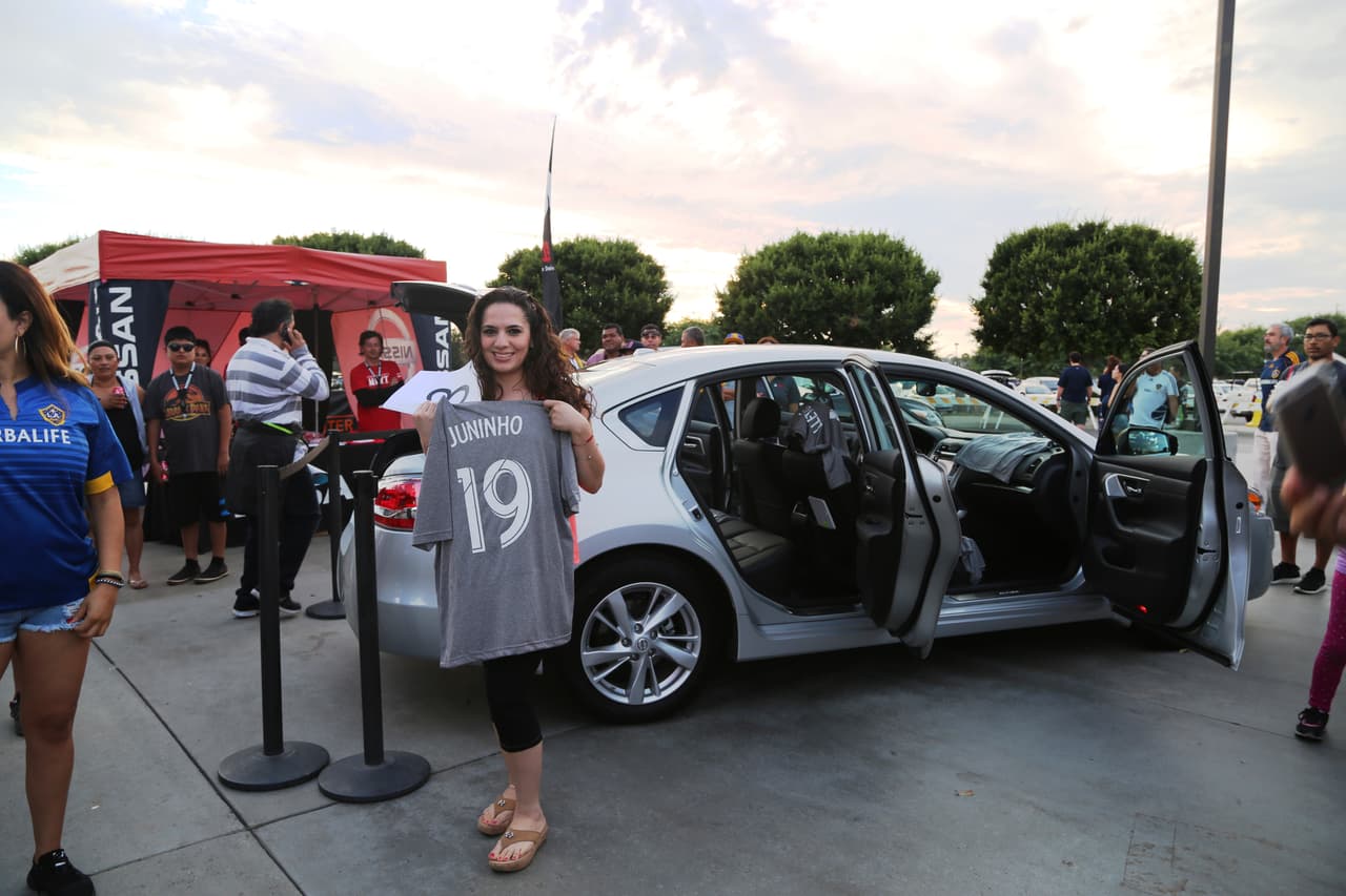El Bueno, La Mala y El Feo regalaron un Nissan Altima nuevecito en el juego del Galaxy. Checa quien fue la afortunada y la divertida que se dieron aquí.