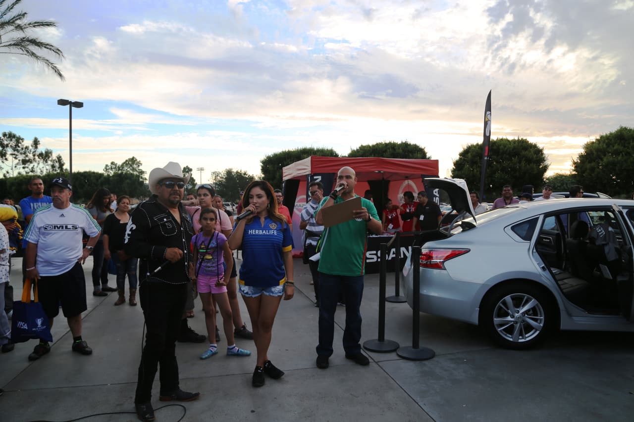 El Bueno, La Mala y El Feo regalaron un Nissan Altima nuevecito en el juego del Galaxy. Checa quien fue la afortunada y la divertida que se dieron aquí.