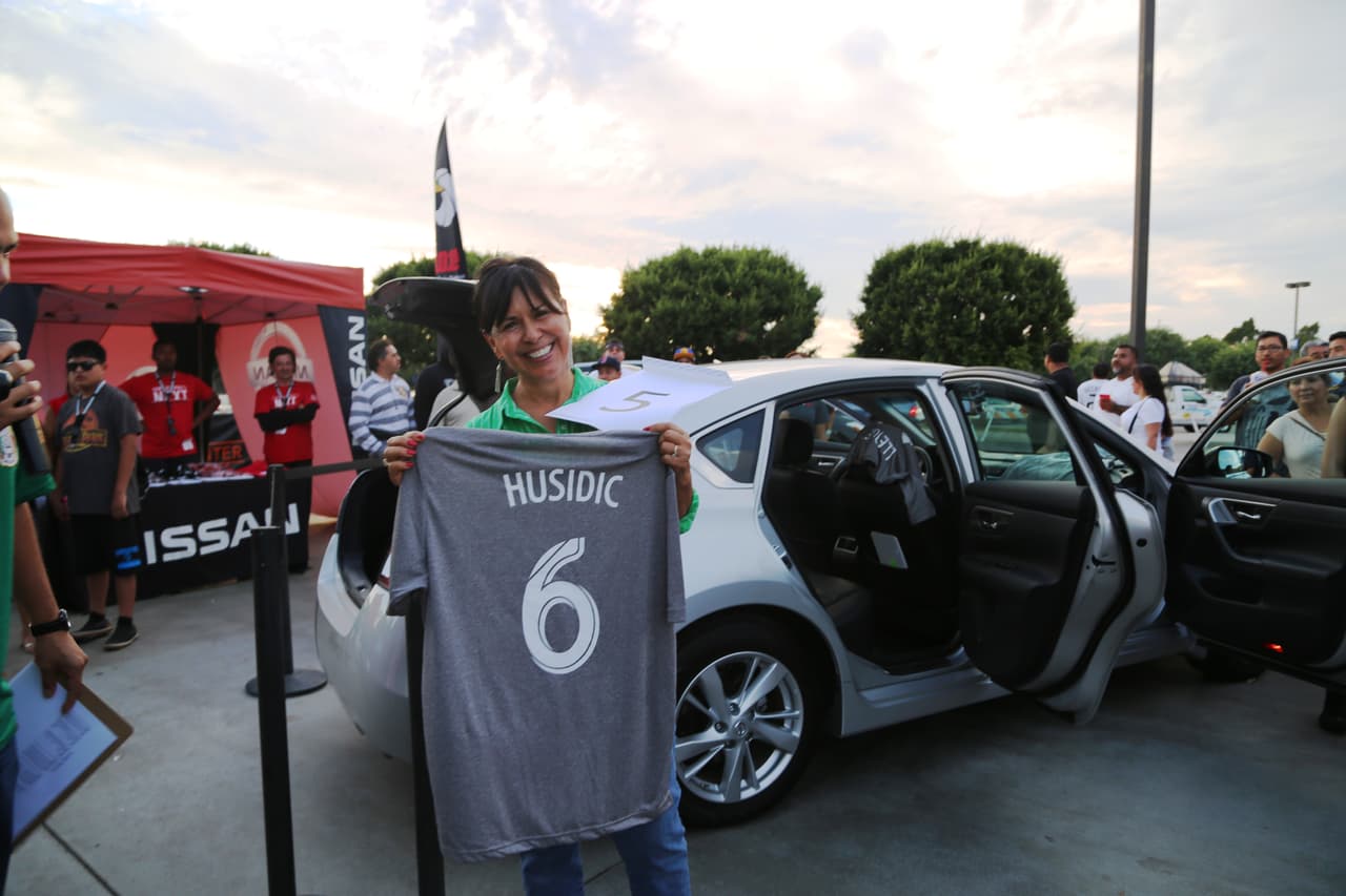 El Bueno, La Mala y El Feo regalaron un Nissan Altima nuevecito en el juego del Galaxy. Checa quien fue la afortunada y la divertida que se dieron aquí.