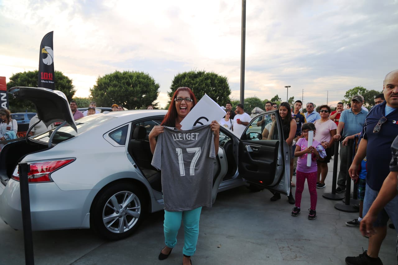 El Bueno, La Mala y El Feo regalaron un Nissan Altima nuevecito en el juego del Galaxy. Checa quien fue la afortunada y la divertida que se dieron aquí.