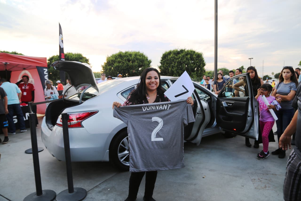 El Bueno, La Mala y El Feo regalaron un Nissan Altima nuevecito en el juego del Galaxy. Checa quien fue la afortunada y la divertida que se dieron aquí.
