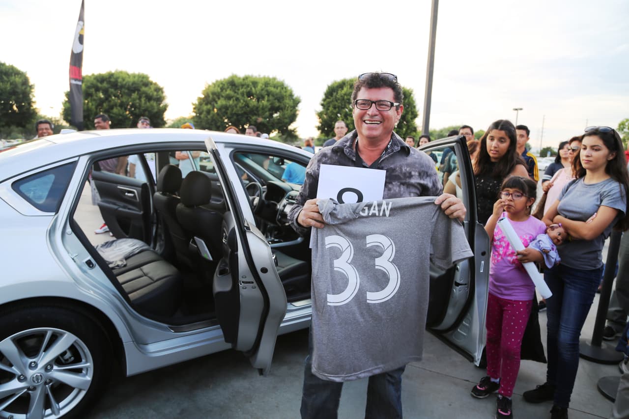 El Bueno, La Mala y El Feo regalaron un Nissan Altima nuevecito en el juego del Galaxy. Checa quien fue la afortunada y la divertida que se dieron aquí.
