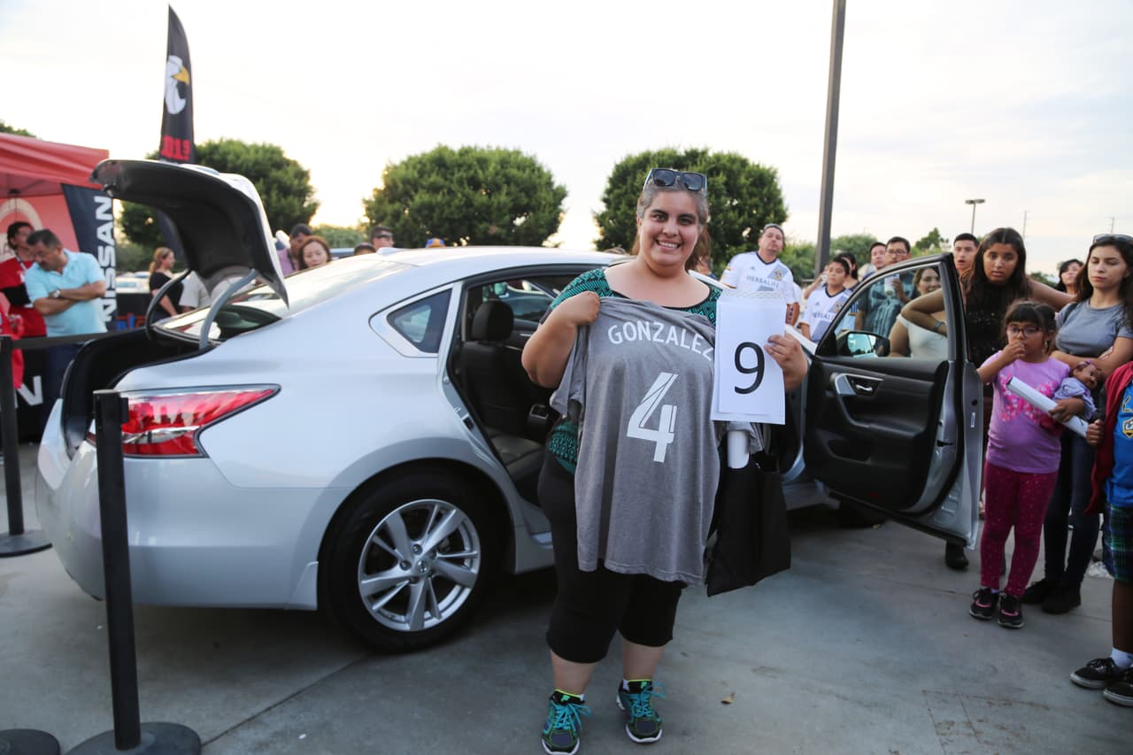 El Bueno, La Mala y El Feo regalaron un Nissan Altima nuevecito en el juego del Galaxy. Checa quien fue la afortunada y la divertida que se dieron aquí.