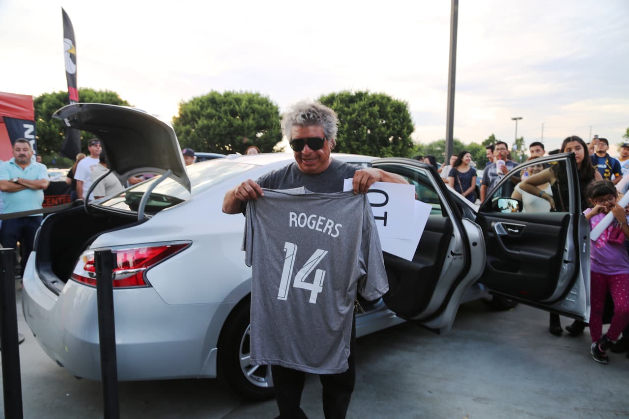 El Bueno, La Mala y El Feo regalaron un Nissan Altima nuevecito en el juego del Galaxy. Checa quien fue la afortunada y la divertida que se dieron aquí.